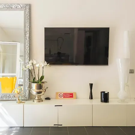 Plum Guide - Goldfinch Apartment Milan